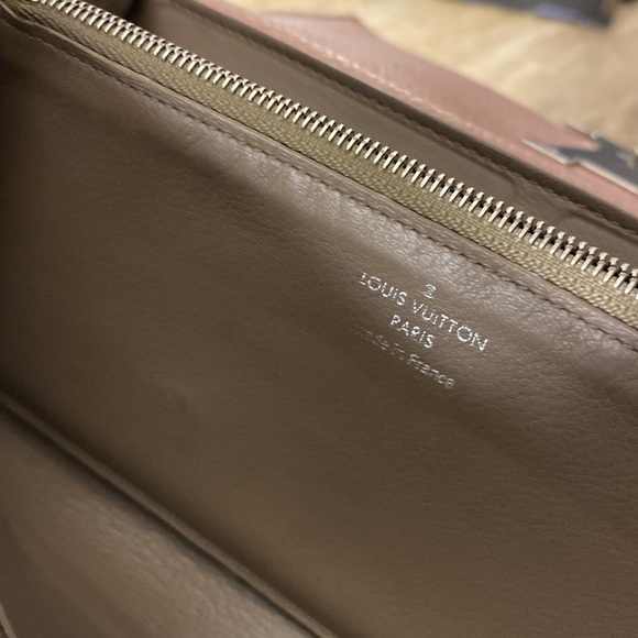 Louis Vuitton vintage Capucines Long Wallet in Magnolia Pink leather - Picture 9 of 15